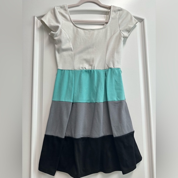 Dress - Picture 3 of 4